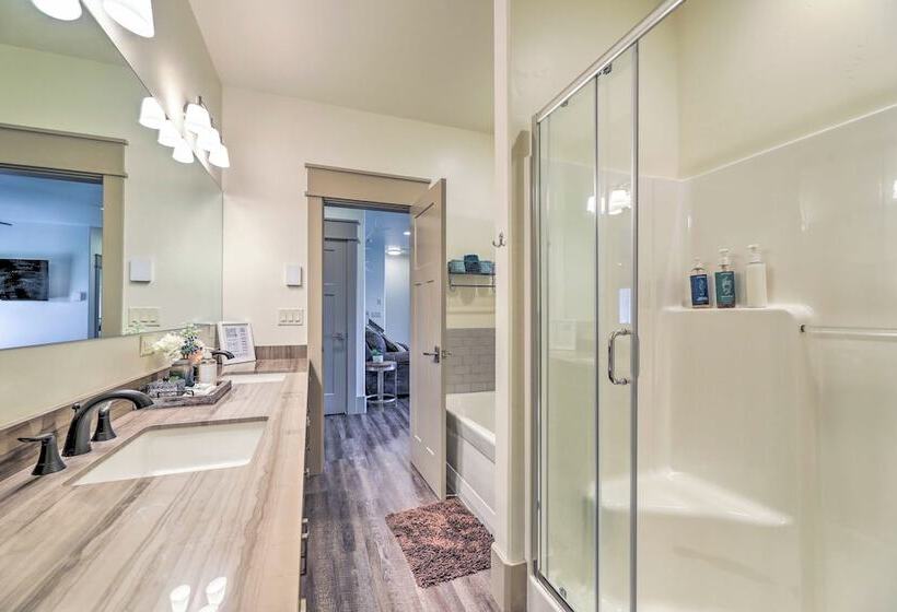 Stunning Valley Home W/ Furnished Deck & Mtn Views