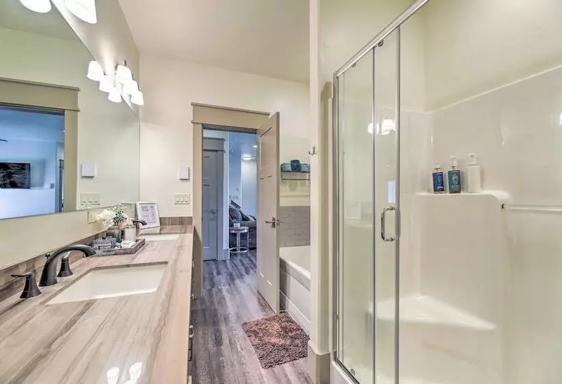 Stunning Valley Home W/ Furnished Deck & Mtn Views