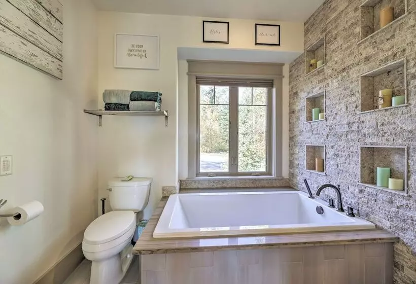 Stunning Valley Home W/ Furnished Deck & Mtn Views