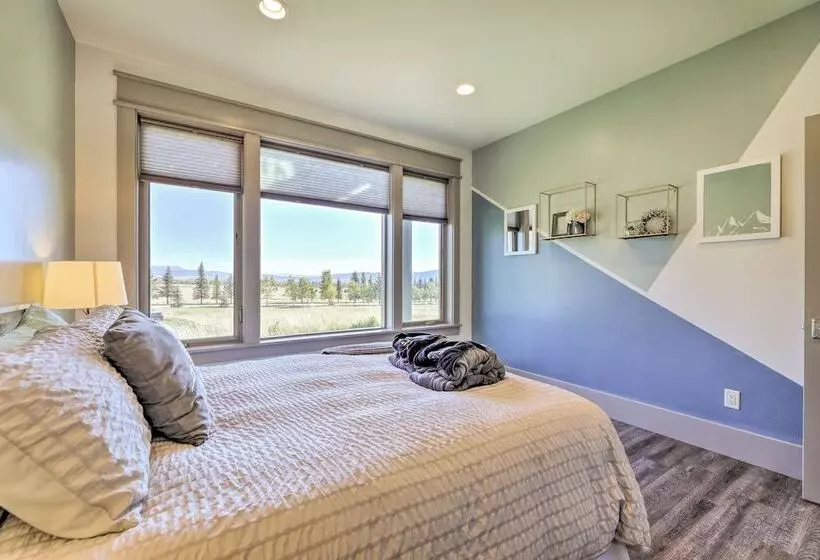 Stunning Valley Home W/ Furnished Deck & Mtn Views