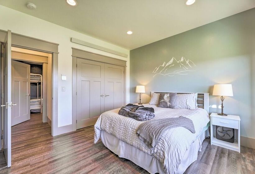 Stunning Valley Home W/ Furnished Deck & Mtn Views