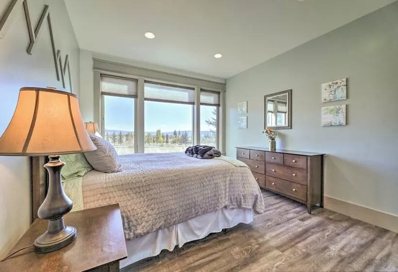 Stunning Valley Home W/ Furnished Deck & Mtn Views