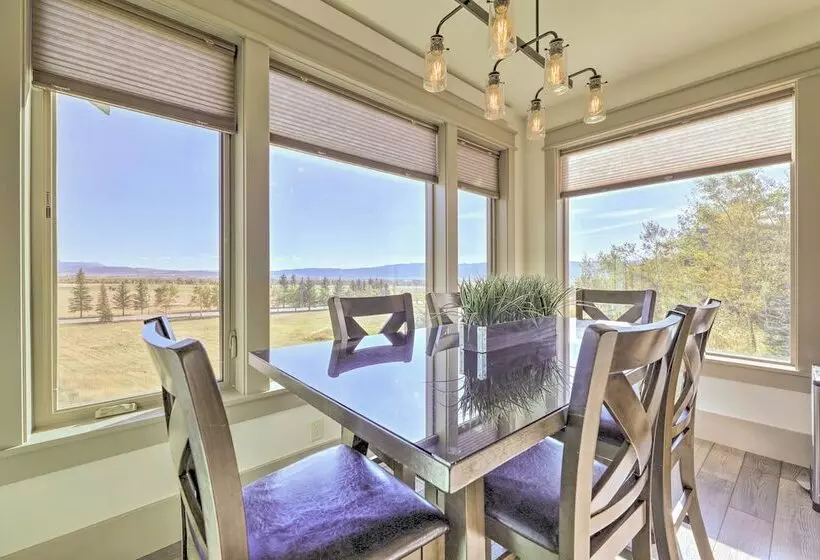 Stunning Valley Home W/ Furnished Deck & Mtn Views