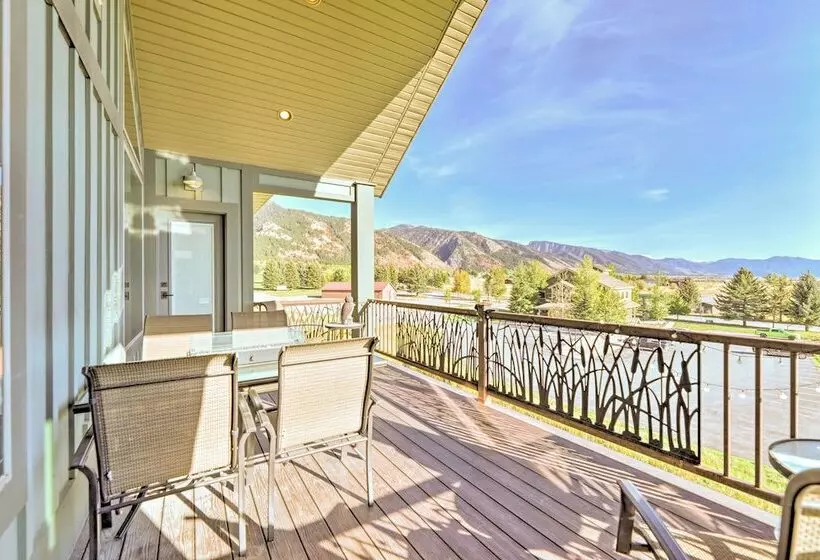Stunning Valley Home W/ Furnished Deck & Mtn Views
