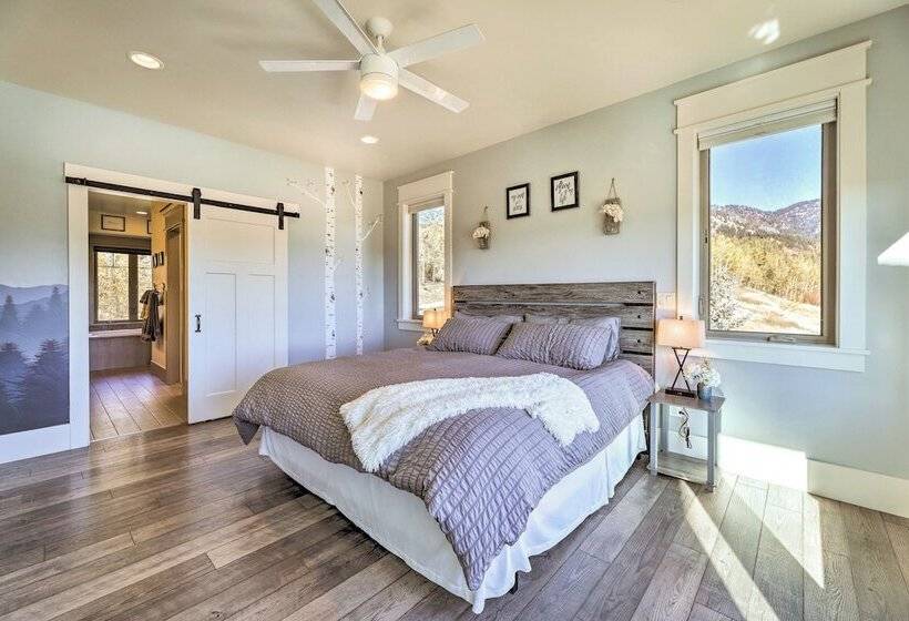 Stunning Valley Home W/ Furnished Deck & Mtn Views