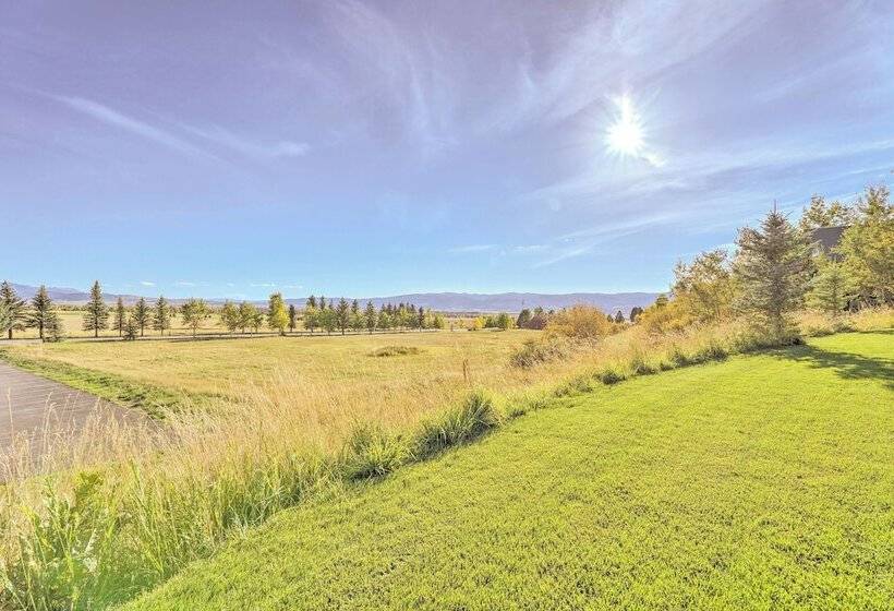 Stunning Valley Home W/ Furnished Deck & Mtn Views