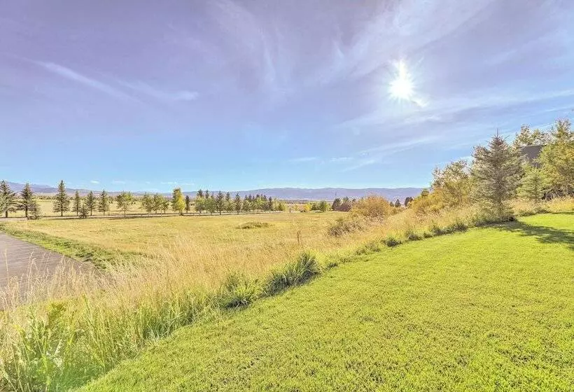 Stunning Valley Home W/ Furnished Deck & Mtn Views