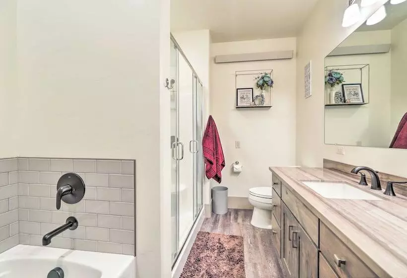 Stunning Valley Home W/ Furnished Deck & Mtn Views