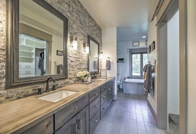 Stunning Valley Home W/ Furnished Deck & Mtn Views