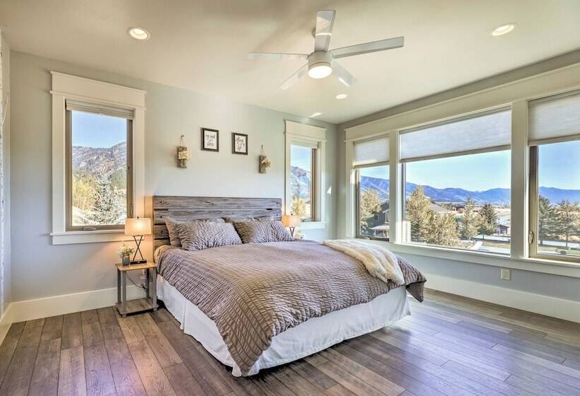 Stunning Valley Home W/ Furnished Deck & Mtn Views