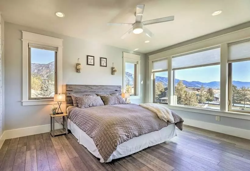 Stunning Valley Home W/ Furnished Deck & Mtn Views