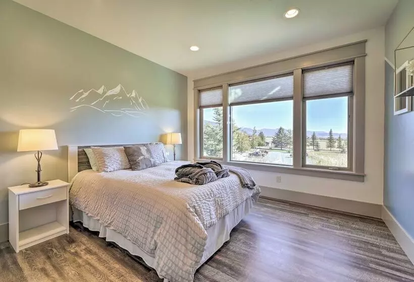 Stunning Valley Home W/ Furnished Deck & Mtn Views