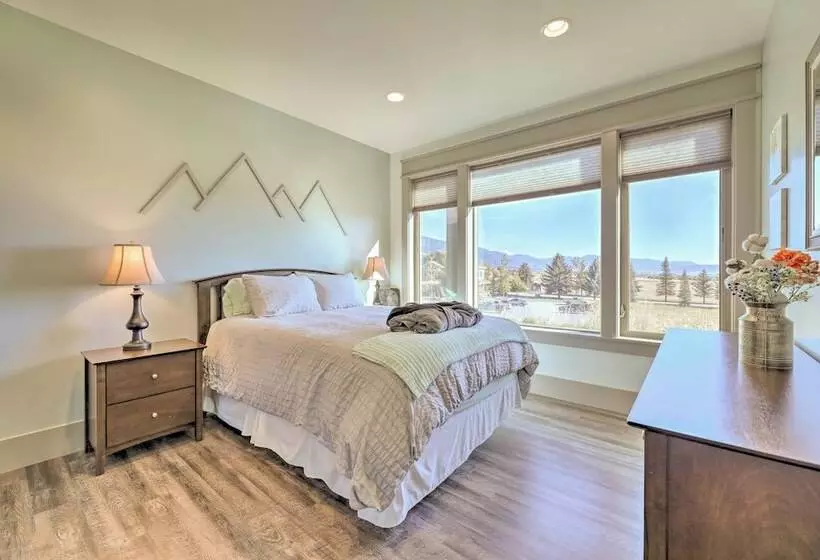 Stunning Valley Home W/ Furnished Deck & Mtn Views