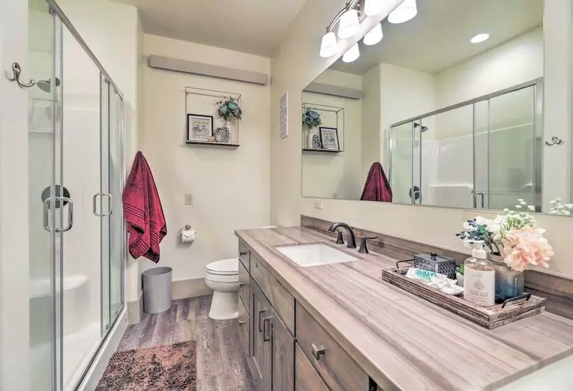 Stunning Valley Home W/ Furnished Deck & Mtn Views