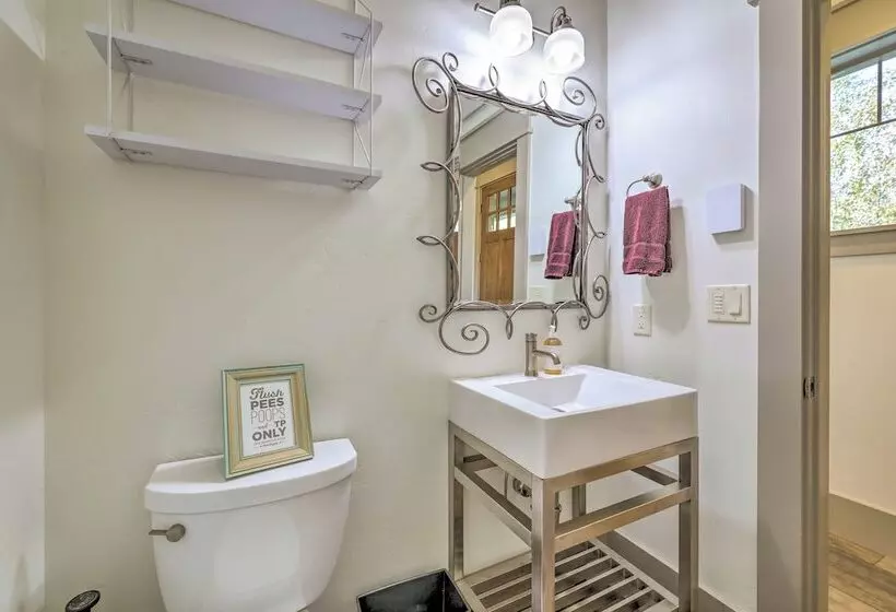 Stunning Valley Home W/ Furnished Deck & Mtn Views