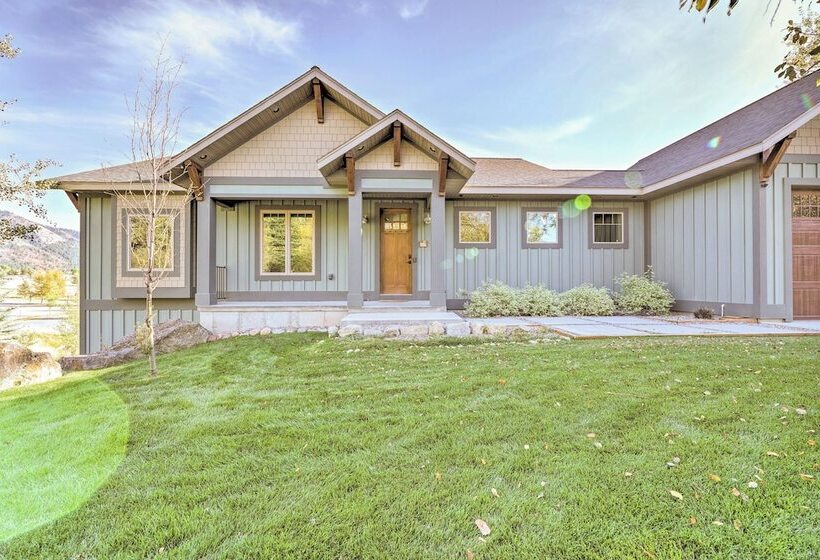 Stunning Valley Home W/ Furnished Deck & Mtn Views