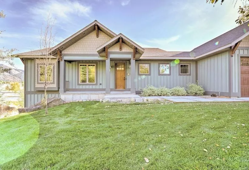 Stunning Valley Home W/ Furnished Deck & Mtn Views