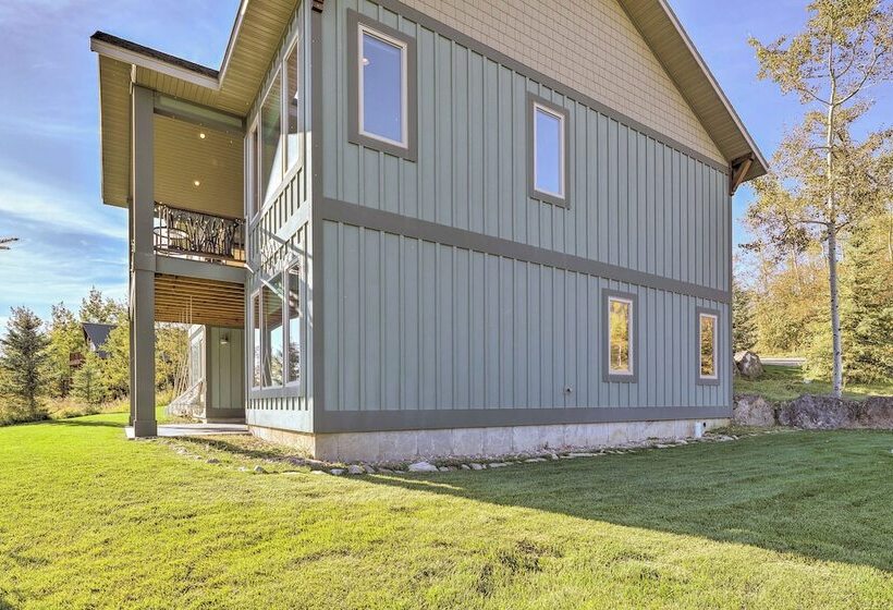 Stunning Valley Home W/ Furnished Deck & Mtn Views