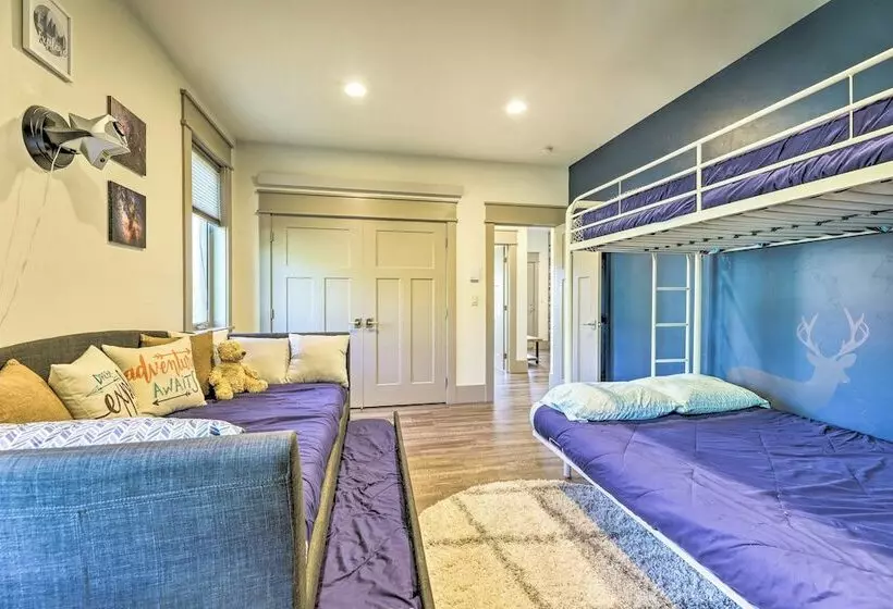 Stunning Valley Home W/ Furnished Deck & Mtn Views