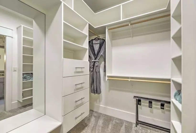 Stunning Valley Home W/ Furnished Deck & Mtn Views