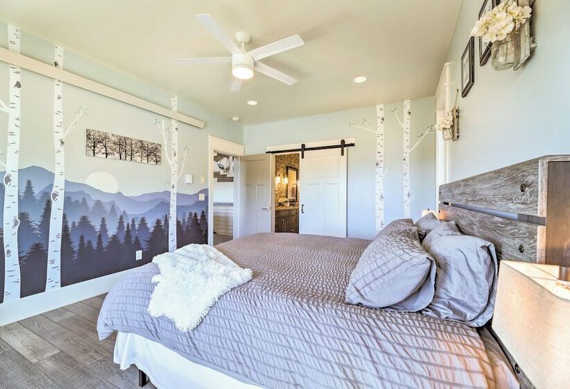 Stunning Valley Home W/ Furnished Deck & Mtn Views