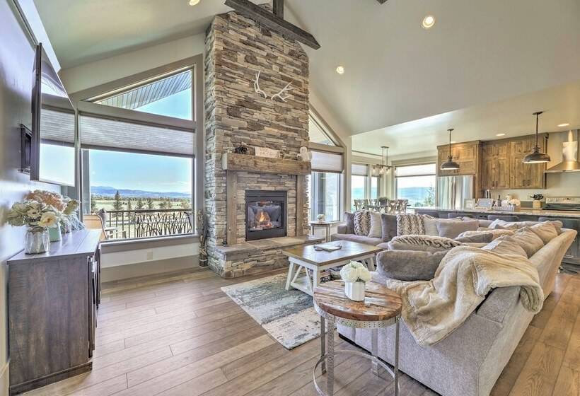 Stunning Valley Home W/ Furnished Deck & Mtn Views
