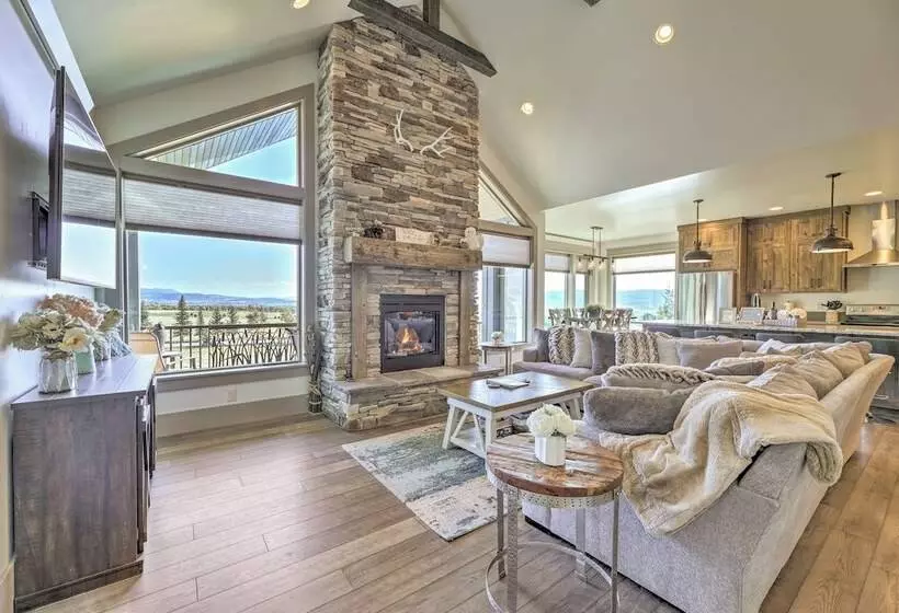Stunning Valley Home W/ Furnished Deck & Mtn Views