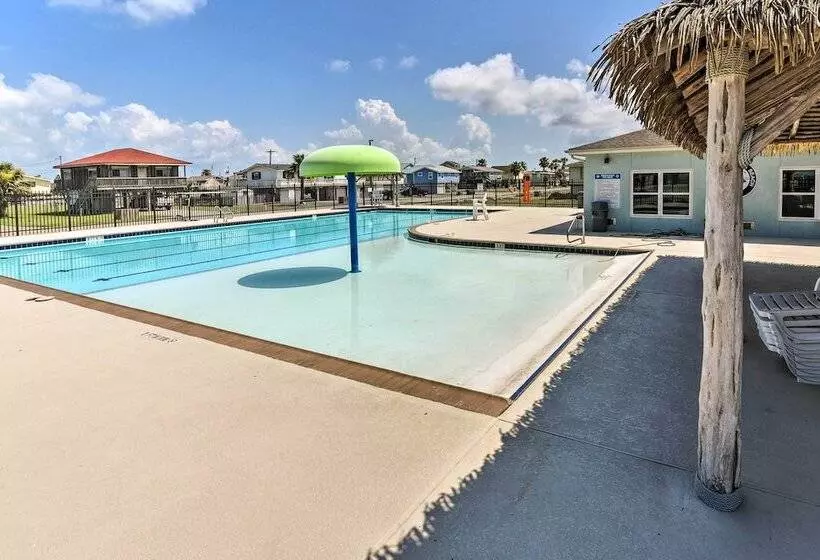 < 1 Mi To Coast: Jamaica Beach Home W/ Pool Access