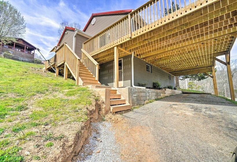 Welcoming Speedwell Retreat W/ Lake Views!