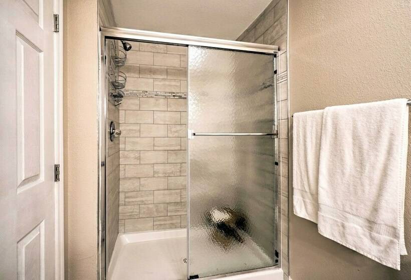 Welcoming Speedwell Retreat W/ Lake Views!