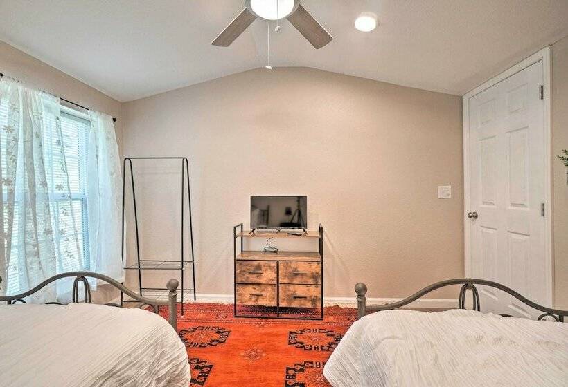 Welcoming Speedwell Retreat W/ Lake Views!