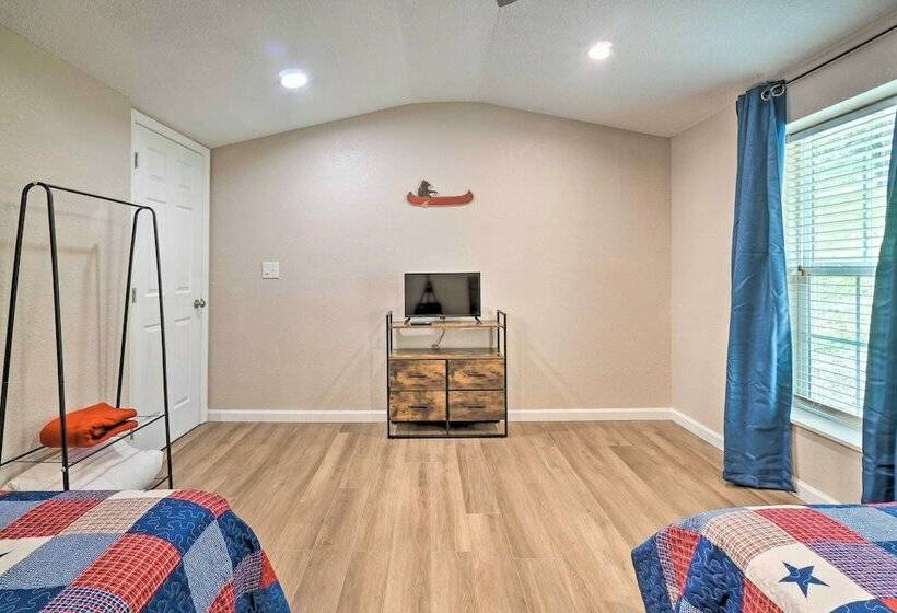 Welcoming Speedwell Retreat W/ Lake Views!