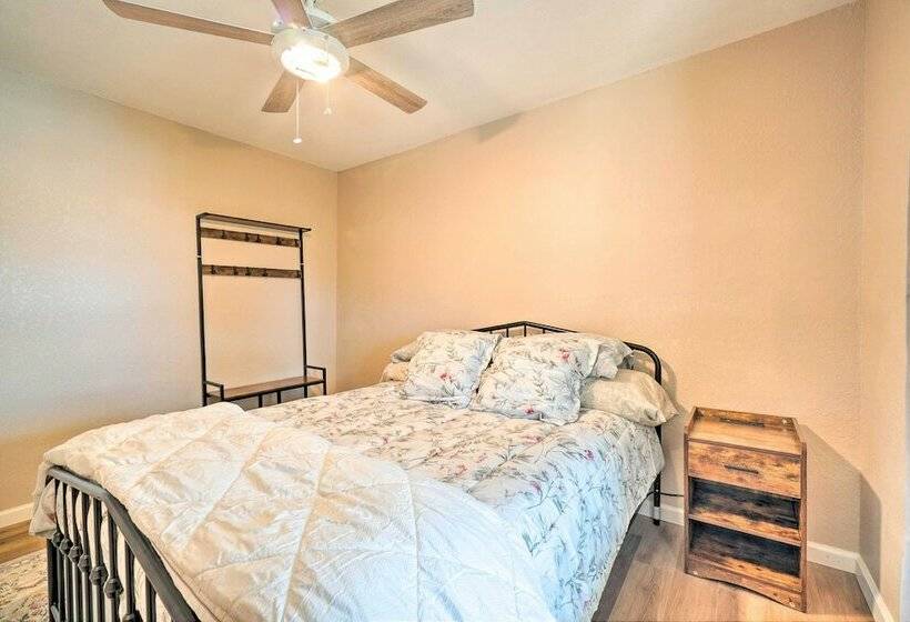 Welcoming Speedwell Retreat W/ Lake Views!