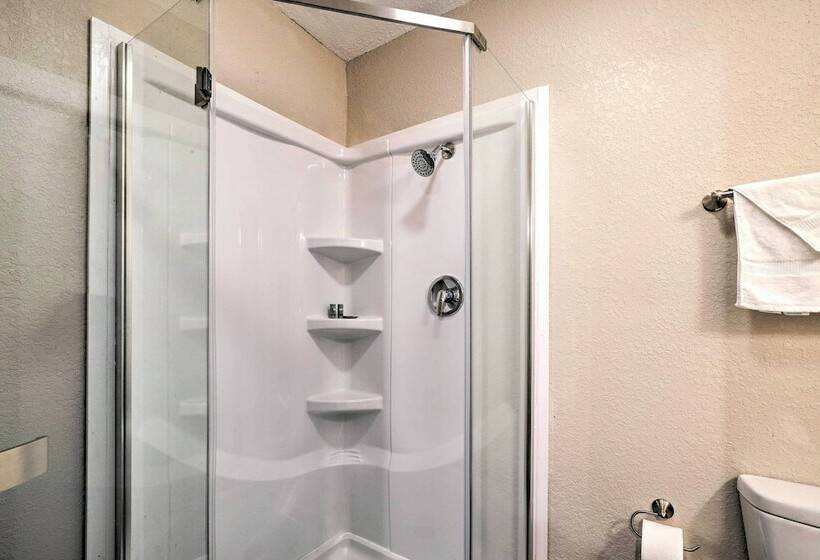 Welcoming Speedwell Retreat W/ Lake Views!