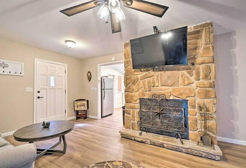 Welcoming Speedwell Retreat W/ Lake Views!