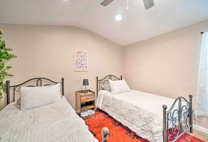 Welcoming Speedwell Retreat W/ Lake Views!