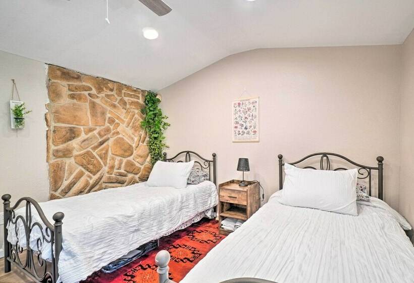 Welcoming Speedwell Retreat W/ Lake Views!