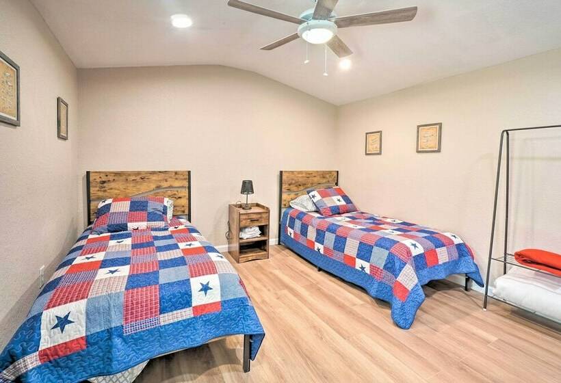 Welcoming Speedwell Retreat W/ Lake Views!