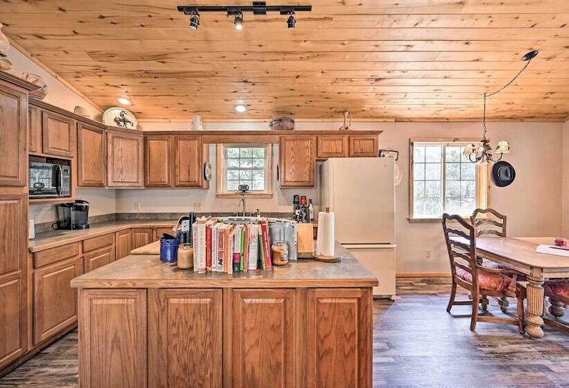 4 Season Mountain Escape With Breathtaking View!