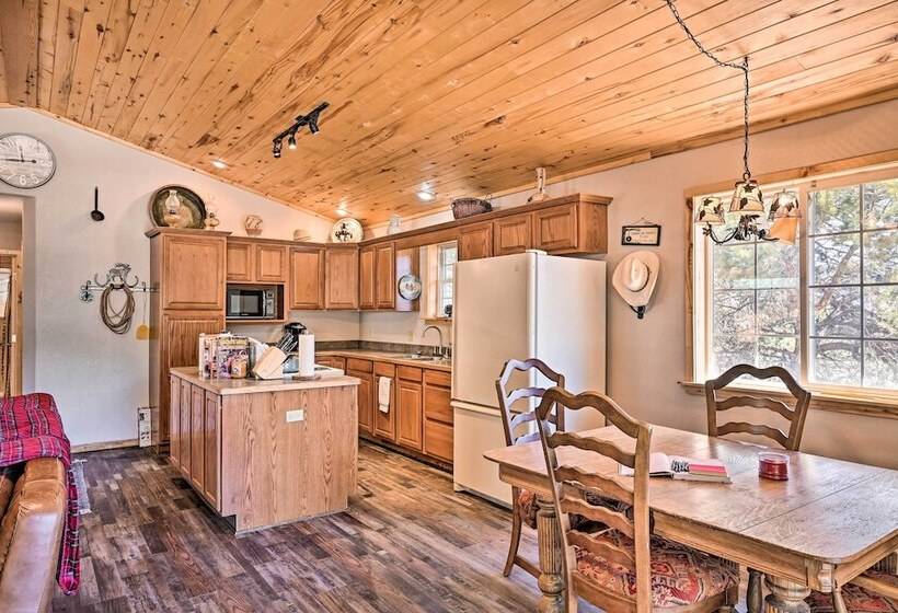 4 Season Mountain Escape With Breathtaking View!