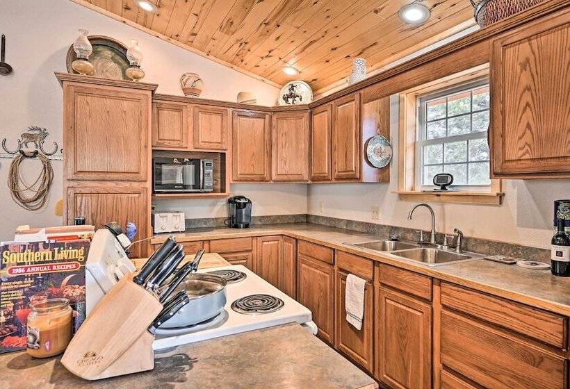 4 Season Mountain Escape With Breathtaking View!