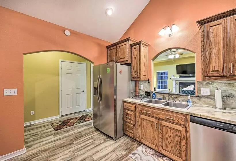 Bella Vista Home   2 Blocks To Bike & Hike!