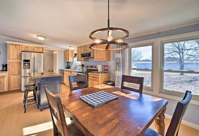 Family Friendly Bernice Home: 2 Mi To Lake & Park!