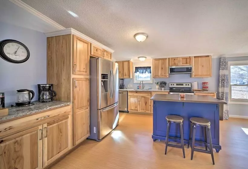 Family Friendly Bernice Home: 2 Mi To Lake & Park!