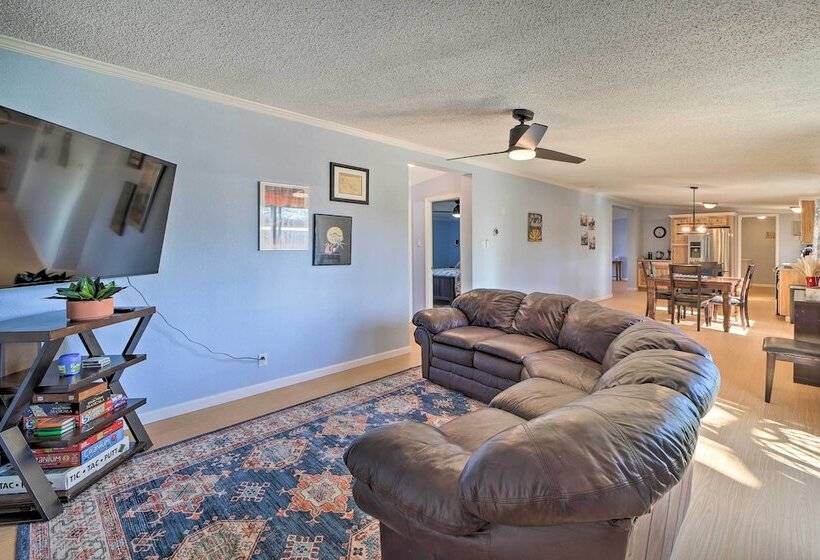 Family Friendly Bernice Home: 2 Mi To Lake & Park!