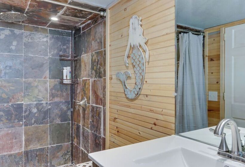 Cliff View Haven  Rocky Mount Gem W/ Deck!