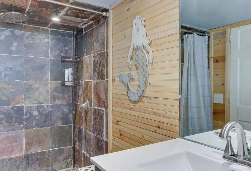 Cliff View Haven  Rocky Mount Gem W/ Deck!