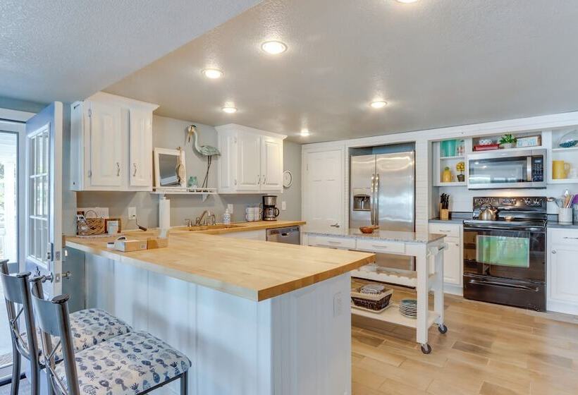 Cliff View Haven  Rocky Mount Gem W/ Deck!