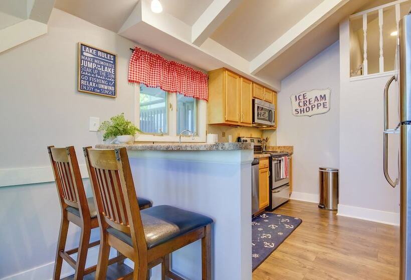 Dock, Boat Slip & View: Lakefront Tan Tar A Home!