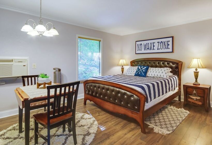 Dock, Boat Slip & View: Lakefront Tan Tar A Home!